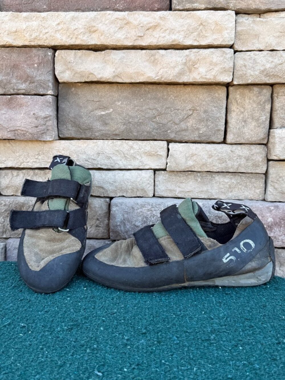 Five Ten Ascent Rock Climbing Shoes – Olive/Tan – US Men’s 9.5 / EU 42